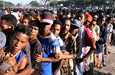 ディリで武装暴徒の抗争続く、数万人が避難 - 東ティモール