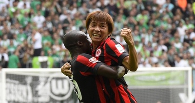 フランクフルトはボルフスブルクと引き分け、乾が得点演出