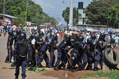 大統領選決選投票前日に野党支持者と治安部隊が衝突、4人死亡か リベリア