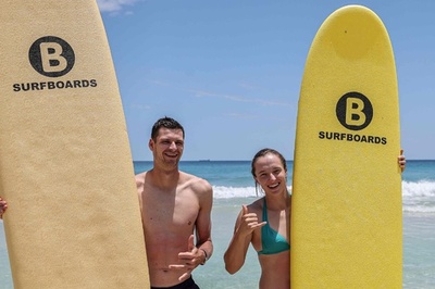 シフィオンテクらがサーフィン挑戦 豪ビーチで大会前イベント