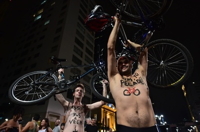 サンパウロに裸のサイクリスト集団、道路環境の改善訴え