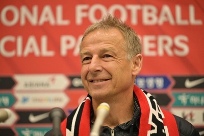 クリンスマン新監督が韓国到着 「目標はアジア杯優勝」と意気込み