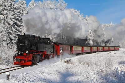 雪の中ブロッケン山に向かう蒸気機関車、厳冬のドイツ北部