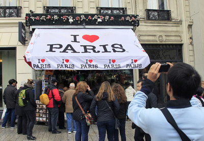 仏外相「観光客向けに小売店の日曜営業認めるべき」 議論再燃