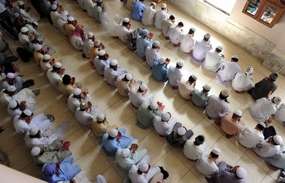 パキスタン警察、神学校地下から生徒45人を救出