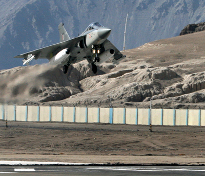 実用化目指すインドの国産軽戦闘機「テジャス」