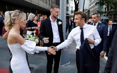 マクロン仏大統領、NYで通行人らと交流 