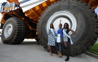 ベラルーシで開幕のミスコン参加者、ダンプカーの前でポーズ