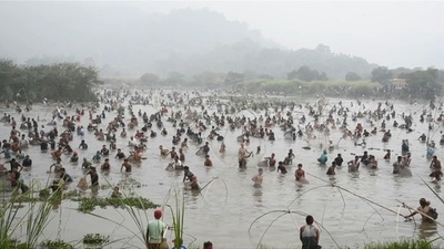 動画：大きな網でよいしょ！ 収穫祭で魚捕り インド