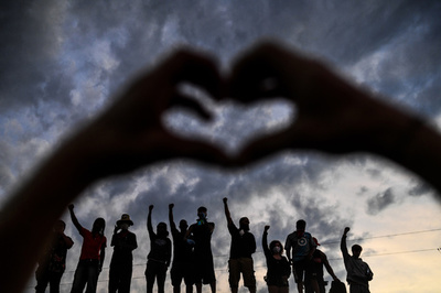 【今日の1枚】雄弁に語る握り拳、人種差別に抗議