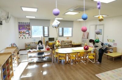 韓国・消える保育園に親たち困惑…老人施設に衣替えも
