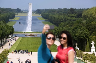 ベルサイユ宮殿に「滝」!? 実はアート作品