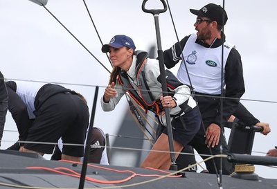 ウィリアム王子夫妻ヨットレースに参加、王子王女も応援 英南部