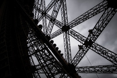 エッフェル塔、過去最大の塗装工事 五輪に向けやや金色に