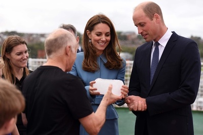 ウィリアム英王子夫妻、極地調査船の命名式に出席 南極の氷触る