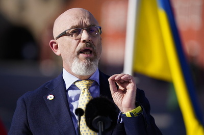 ロシア兵に投降呼びかけ ウクライナ国防相