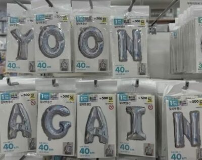 「YOON AGAIN（尹錫悦アゲイン）」「CCP OUT（中国共産党アウト）」…韓国・店の商品を使ったスローガン掲示は“表現の自由”か“営業妨害”か