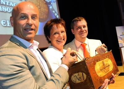 難破船の「世界最古のシャンパン」、史上最高価格で落札