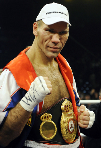 ワルーエフ 判定でホリフィールドに勝利しタイトル防衛