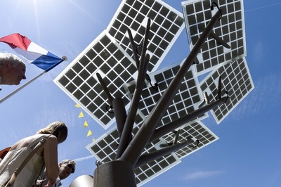 樹木型ソーラーパネル「eツリー」 仏に欧州で初設置 街角で充電も