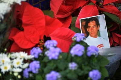 A・セナ没後20年、同氏の墓を詣でるファンたち