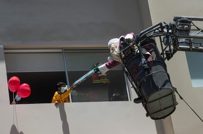 コロナと闘う子どもに距離を保ってプレゼント！ ペルー