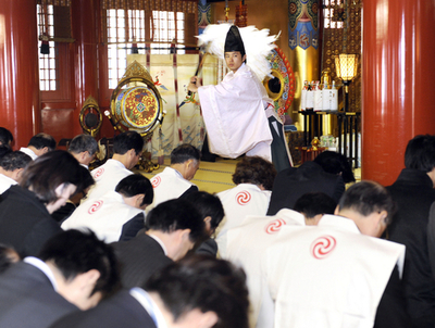 不況風を吹き飛ばせ、神田明神で商売繁盛の祈祷