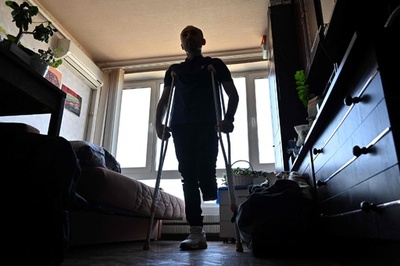 片脚失ったウクライナ戦闘員、義足で前線復帰を願う