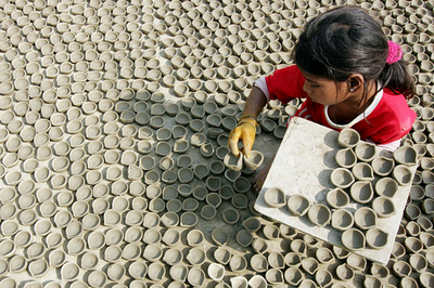 ヒンズー教の祭り「ディワリ」に向け、灯明用の陶器作り
