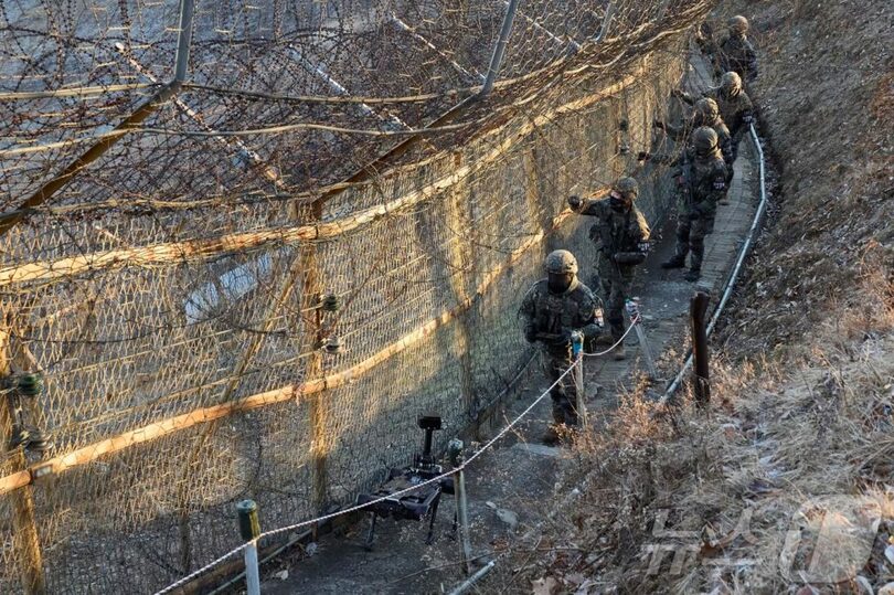 日の出時に鉄柵警備に取り組む陸軍第5師団「鍵部隊」の兵士(c)news1