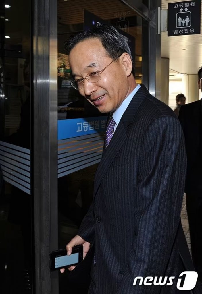2012年11月20日、ソウル中央地裁に出廷するソン・ジョング（宣鍾九）元会長(c)news1