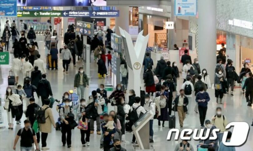 4日、仁川国際空港第1ターミナルの免税区域が出国しようとする旅行客でにぎわっている(c)news1