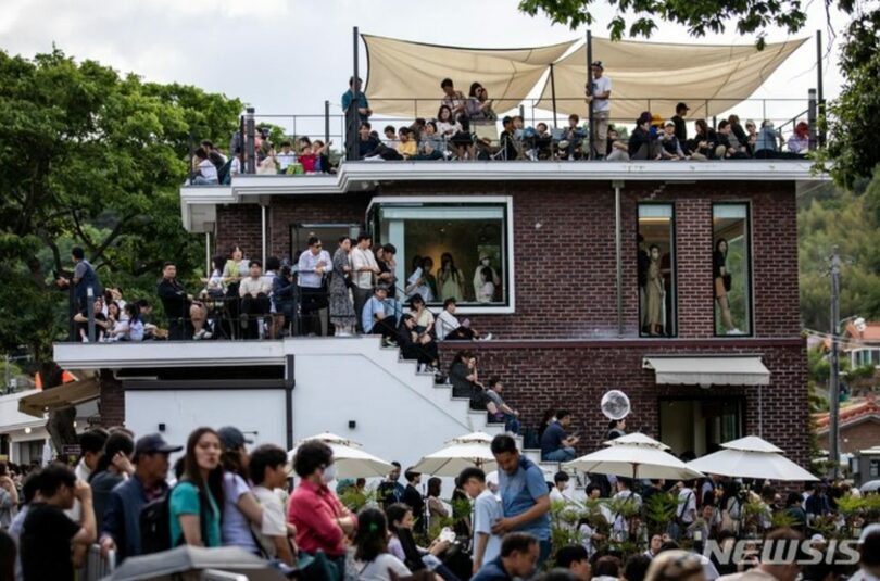 5月27日、慶尚南道咸安郡の無尽亭を訪れた市民らが「落火ノリ」を待っている(c)NEWSIS