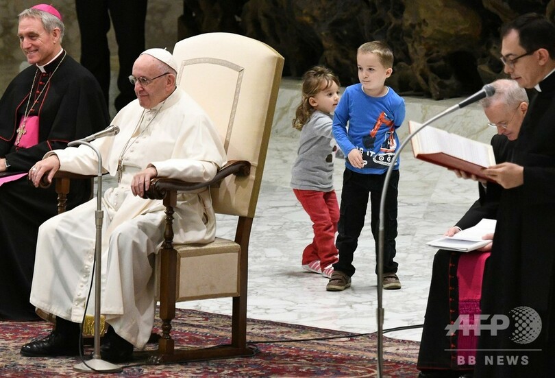 ローマ法王、母の手逃れた自閉症児の「自由」たたえる
