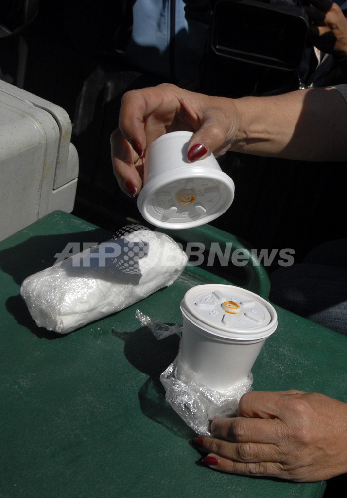 チリ落盤事故、地下作業員に温かい食事届く