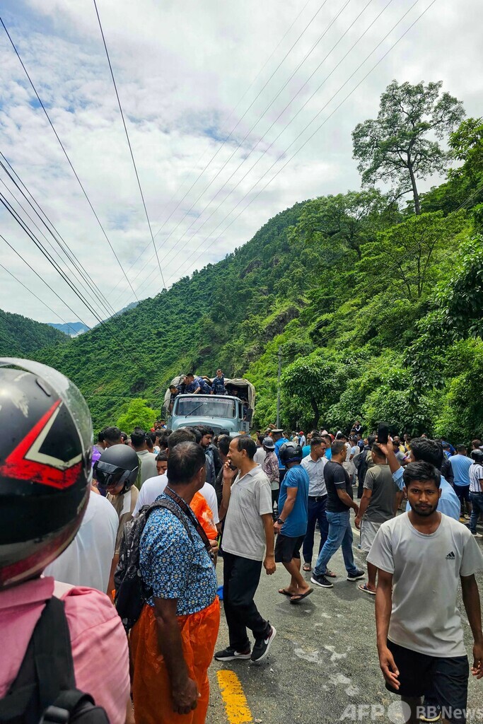 ネパールでバス転落、27人死亡 全員インド人旅行客