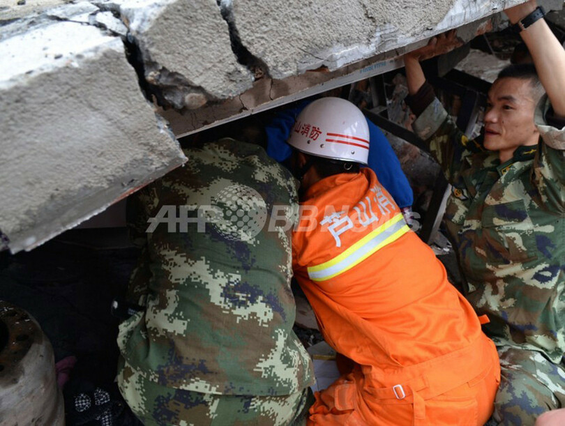 四川省地震の死者179人に、救出活動続く