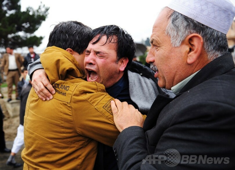 タリバン襲撃で犠牲のAFP記者葬儀に数百人、アフガニスタン