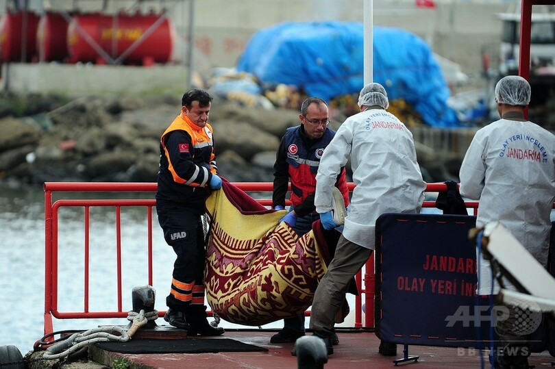 トルコ沖で密航船沈没 24人死亡、十数人不明