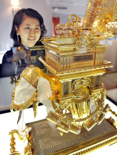 バカラ製「黄金象のリキュールセット」、三越デパートで6300万円限定