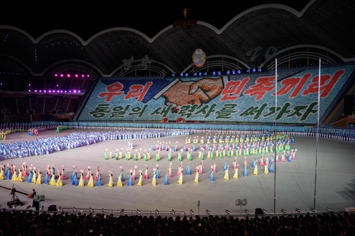 北朝鮮 5年ぶりにマスゲーム開催 建国70周年記念 正恩氏ら観覧 写真34枚 国際ニュース Afpbb News