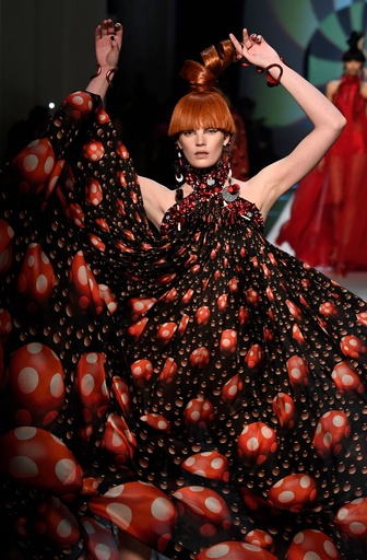 色やモチーフも奇抜な仕上がり「ジャンポール・ゴルチエ」18年春夏