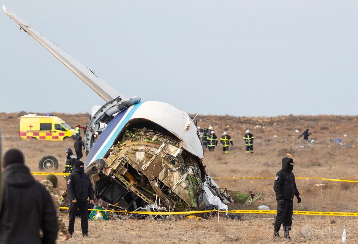 カザフでアゼルバイジャン航空機墜落、38人死亡 写真6枚 国際ニュース