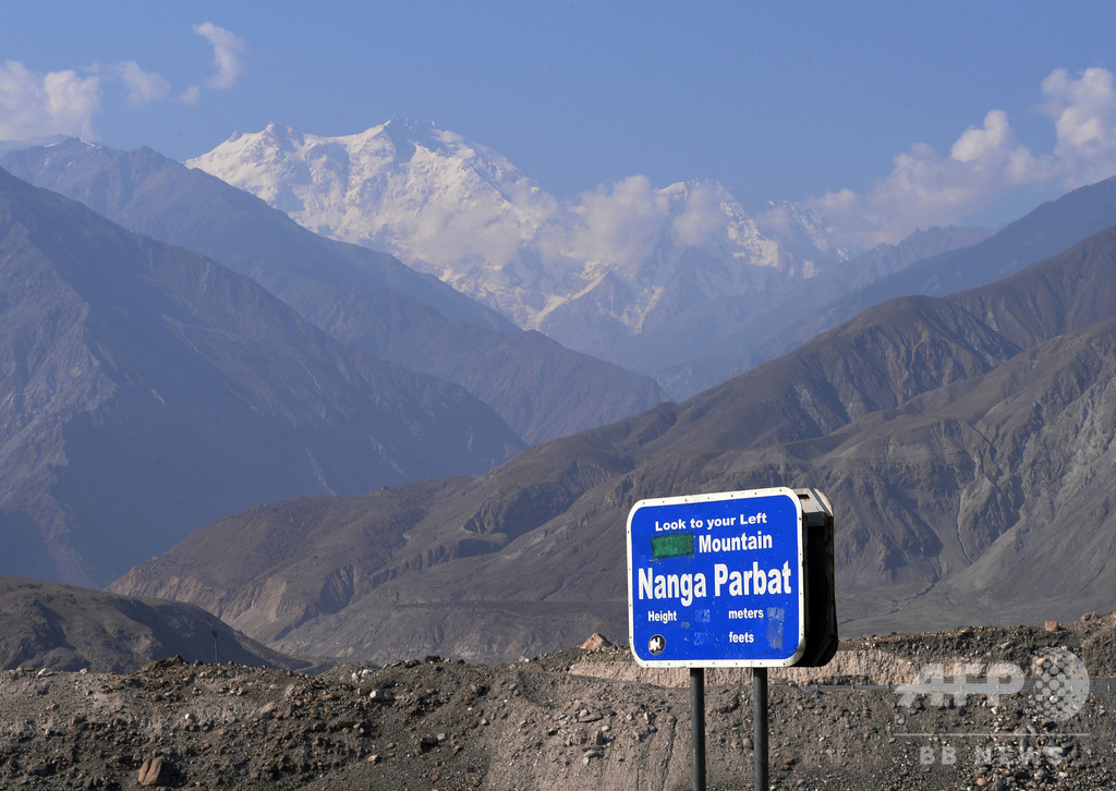 パキスタン山岳地帯でバスが岩に衝突して転落、23人死亡