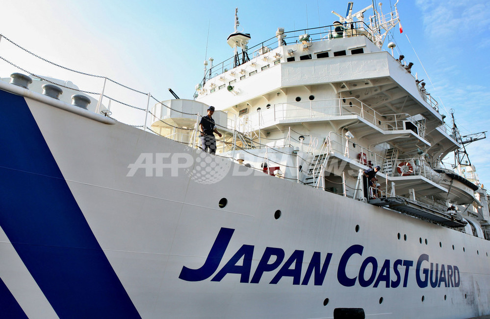 海上保安官、捕鯨船に同乗・抗議活動対策 写真1枚 国際ニュース：AFPBB
