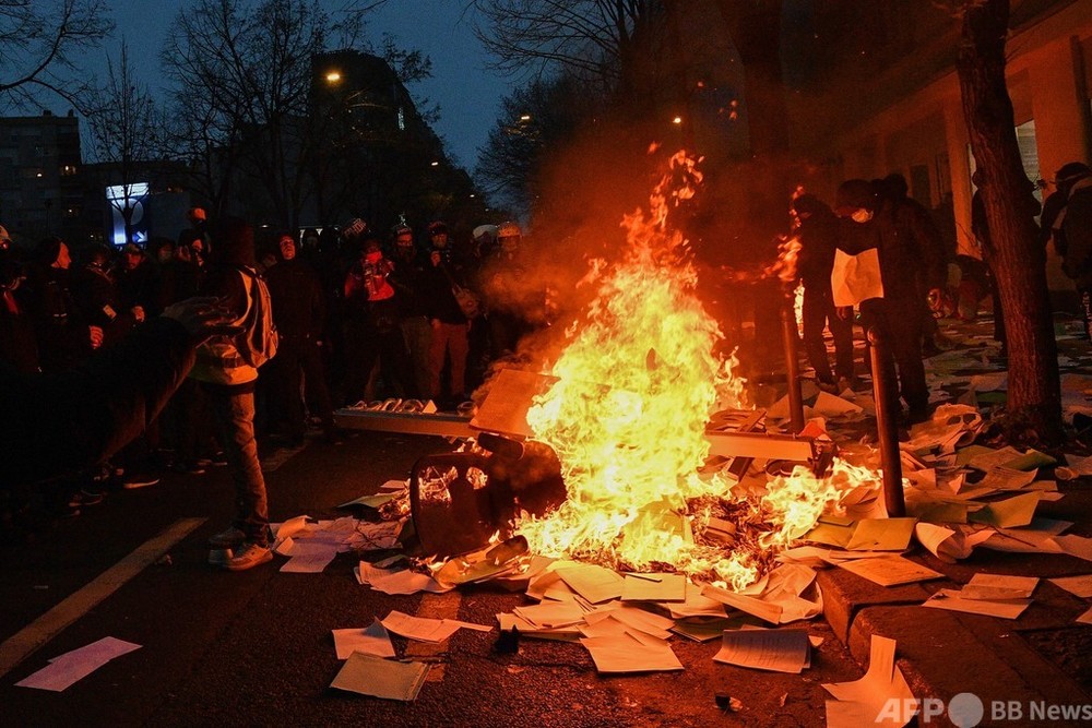 仏で治安法案抗議デモ 騒乱も 参加者は前週の半数未満 写真4枚 国際ニュース Afpbb News