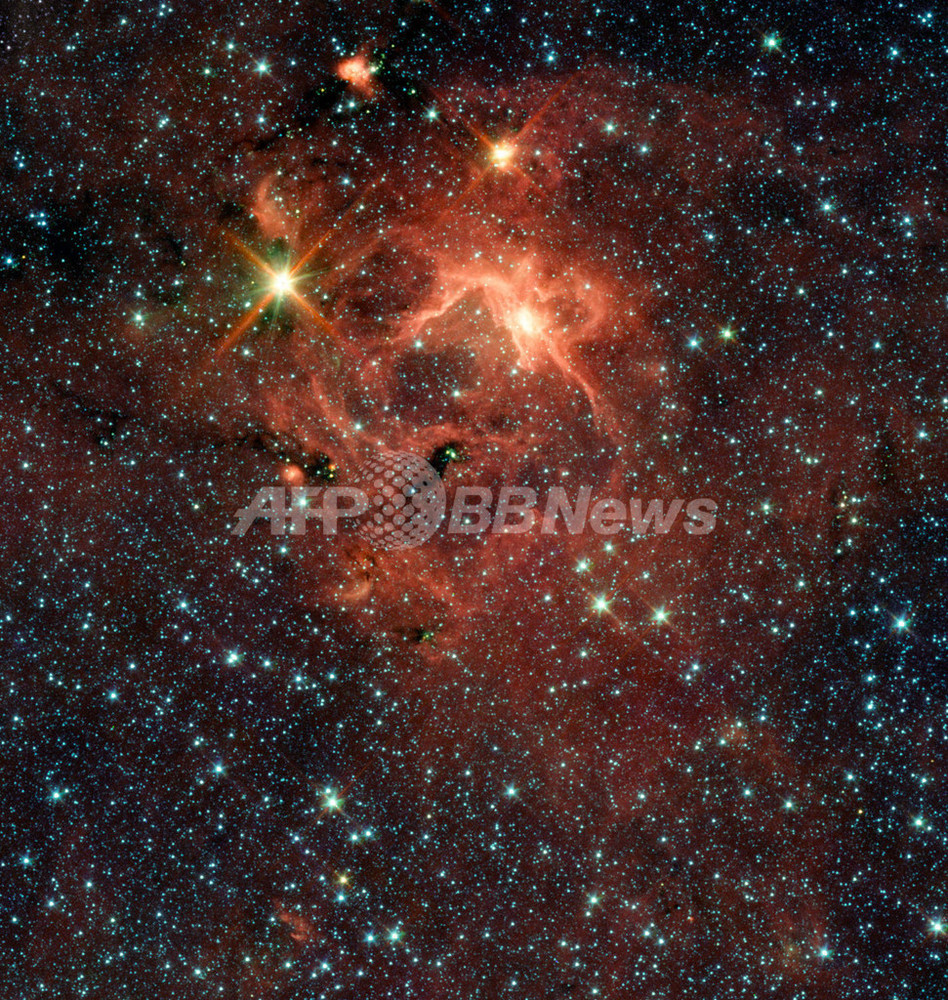 スピッツァー宇宙望遠鏡がとらえた誕生したばかりの超巨星 写真2枚 国際ニュース Afpbb News