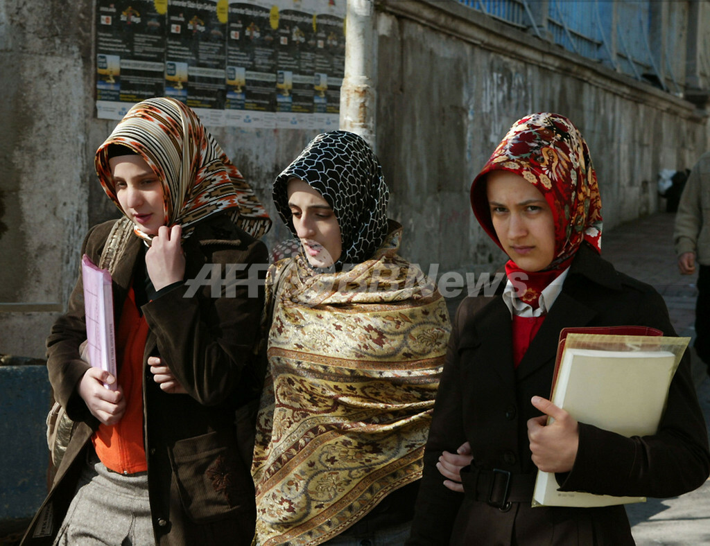 スカーフ着用解禁で、抵抗する学長らに警告・トルコ 写真6枚