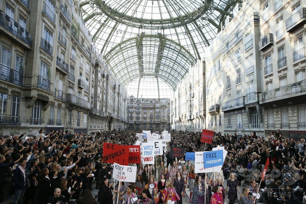 「戦争ではなくファッションを創ろう！」モデルらがデモ行進、「シャネル」15年春夏