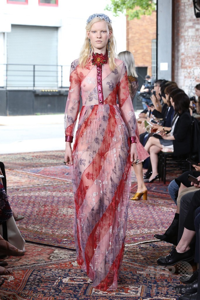 エキセントリックなパターンをレトロに、「グッチ」16年クルーズ